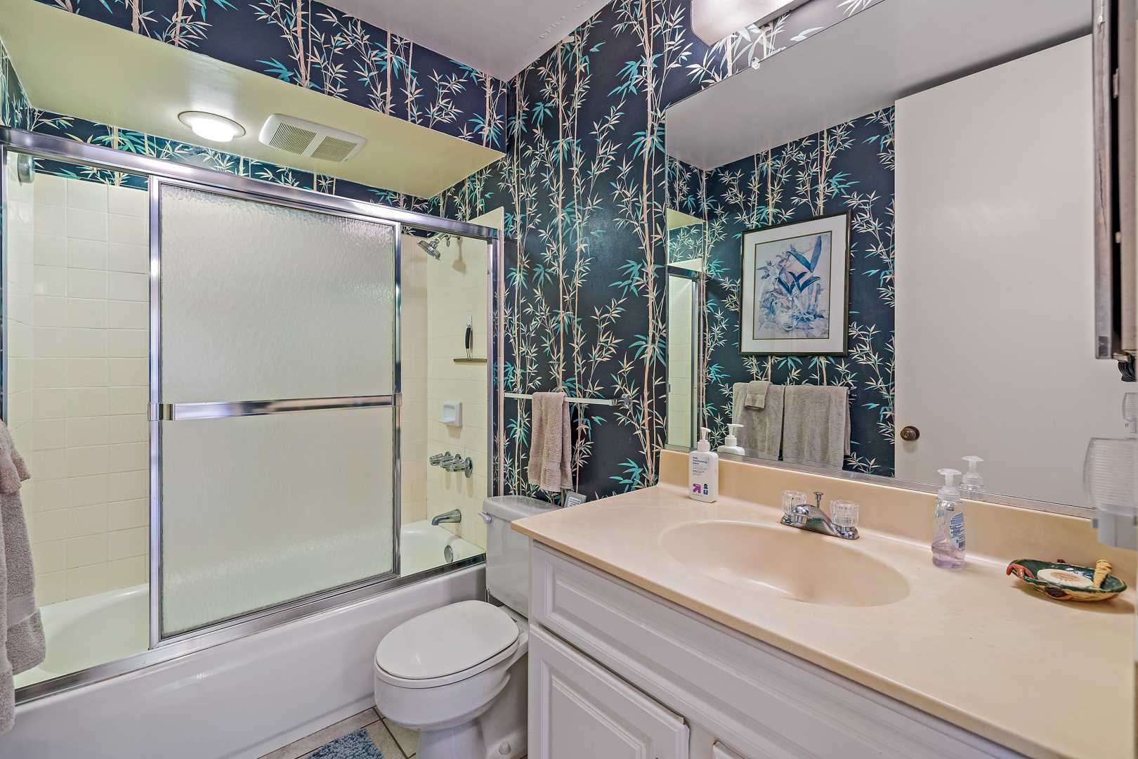 Guest full bathroom with tub / shower.